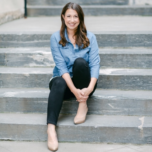 elizabeth earnshaw headshot